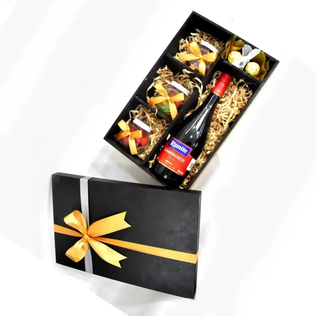 La categoría de botanas y vinos es muy popular en la industria de regalos y se refiere a una variedad de alimentos y bebidas que se pueden incluir en un regalo.