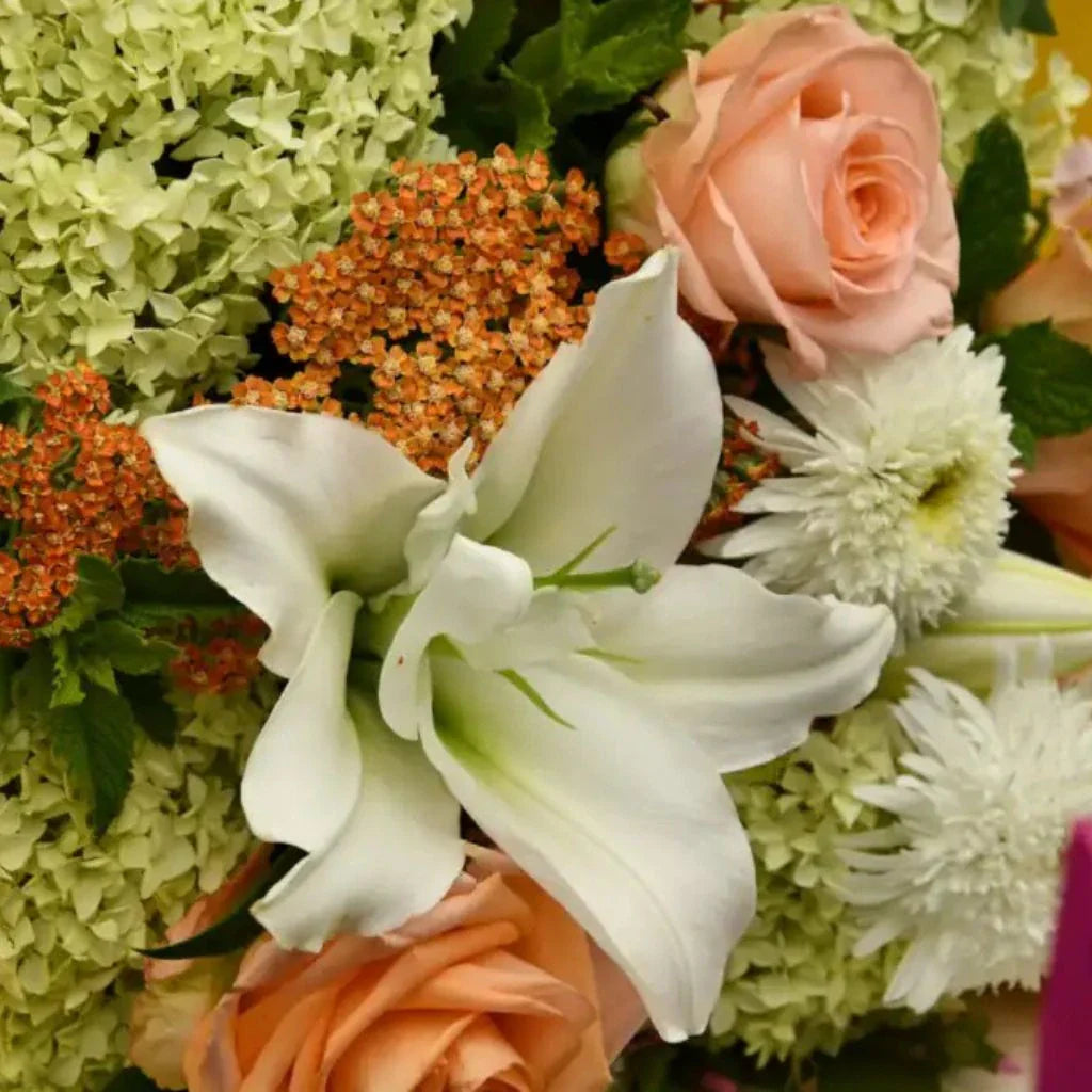 Una combinación de diferentes tipos de flores es ideal para dar un regalo por aniversario, cumpleaños o cualquier ocasión para esa persona espacial para ti.