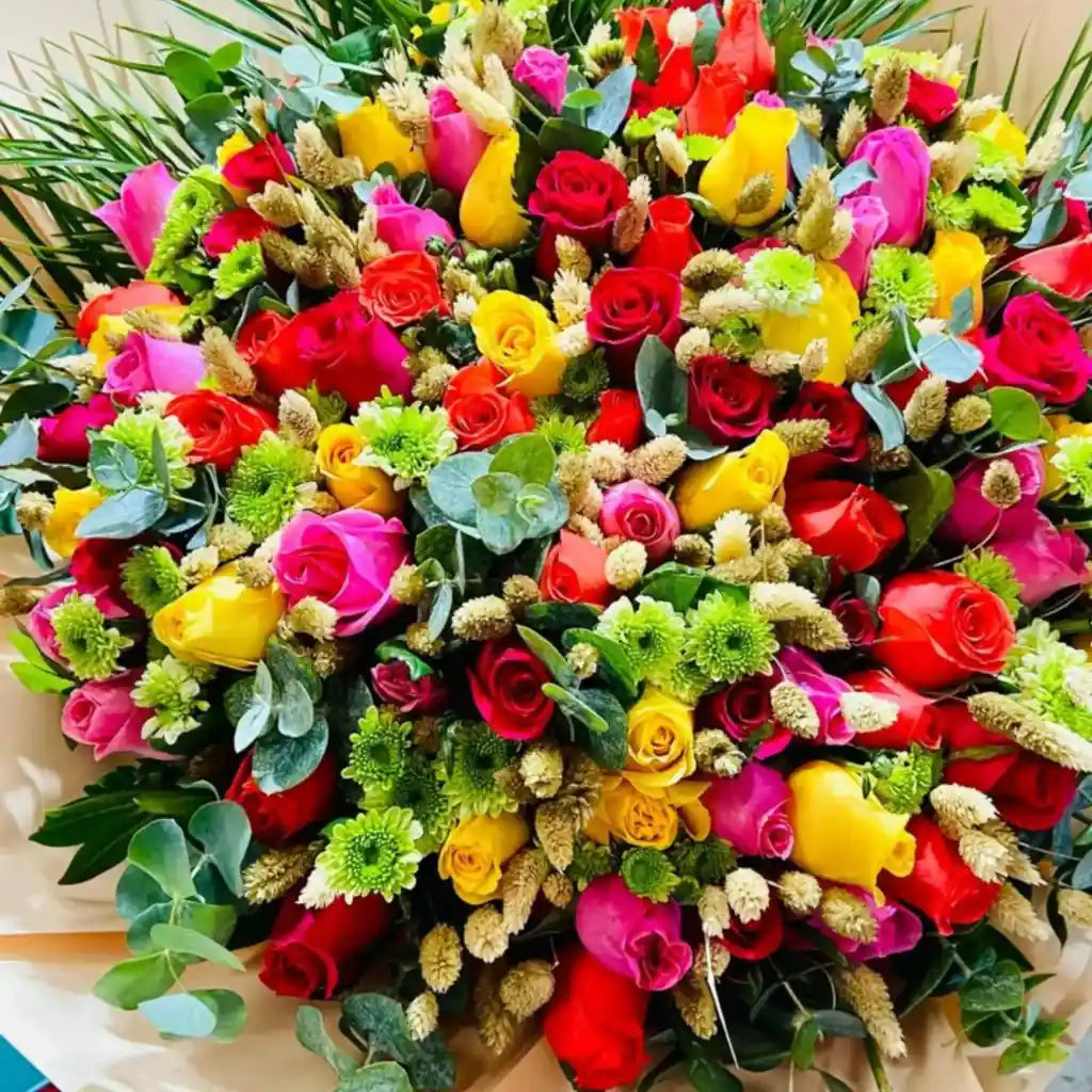 Los arreglos florales de categoría premium suelen ser arreglos más elaborados, con una mayor cantidad de flores y con elementos adicionales que realzan su belleza y elegancia.