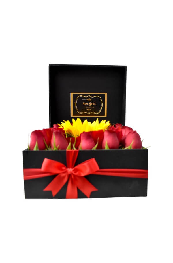 Arreglo Floral Con Rosas Rojas y Girasol #color_Rojo