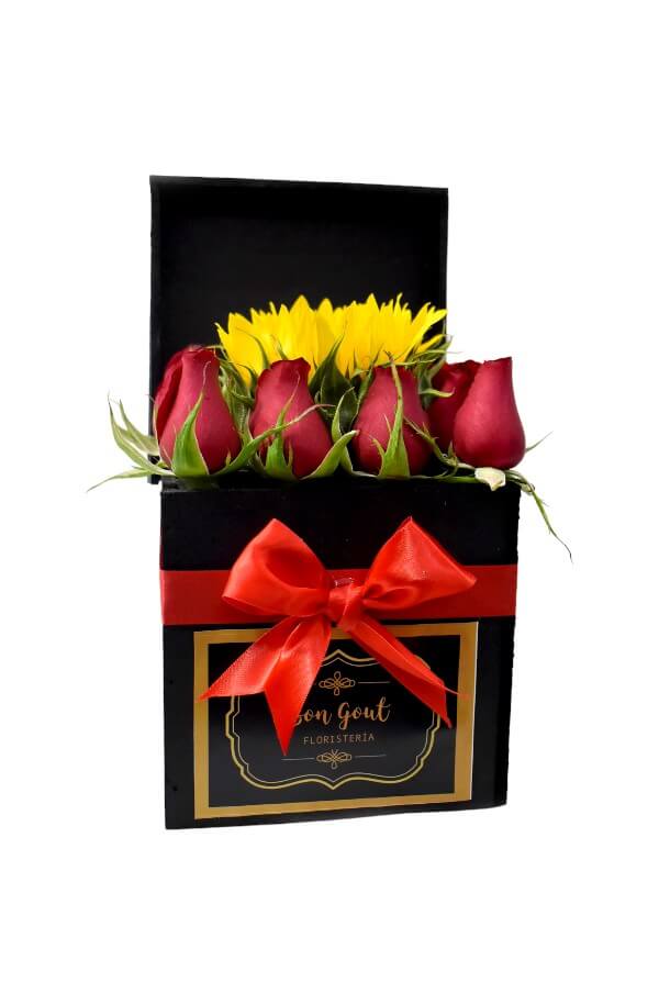 Arreglo floral de rosas rojas con girasol #color_rojo