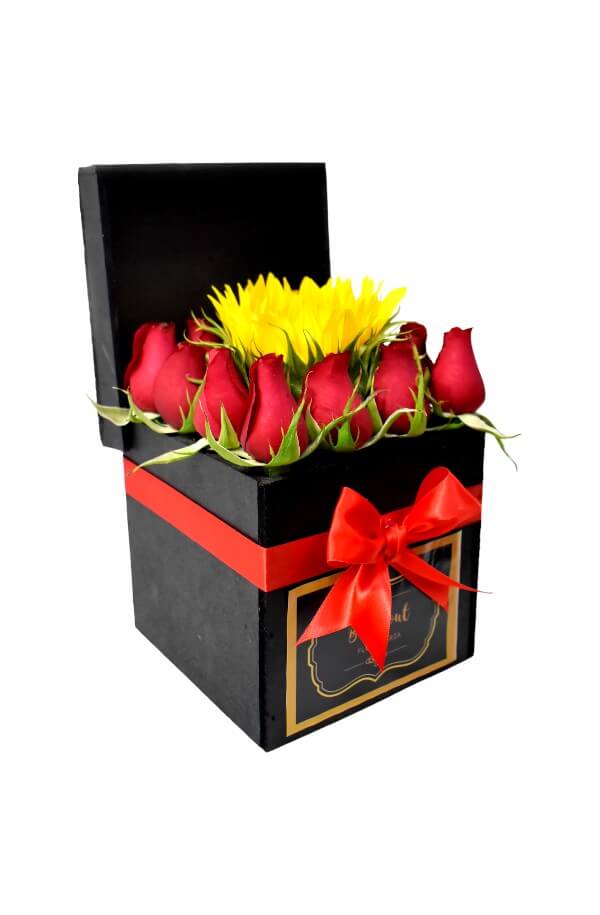 Arreglo floral de rosas rojas con girasol #color_rojo