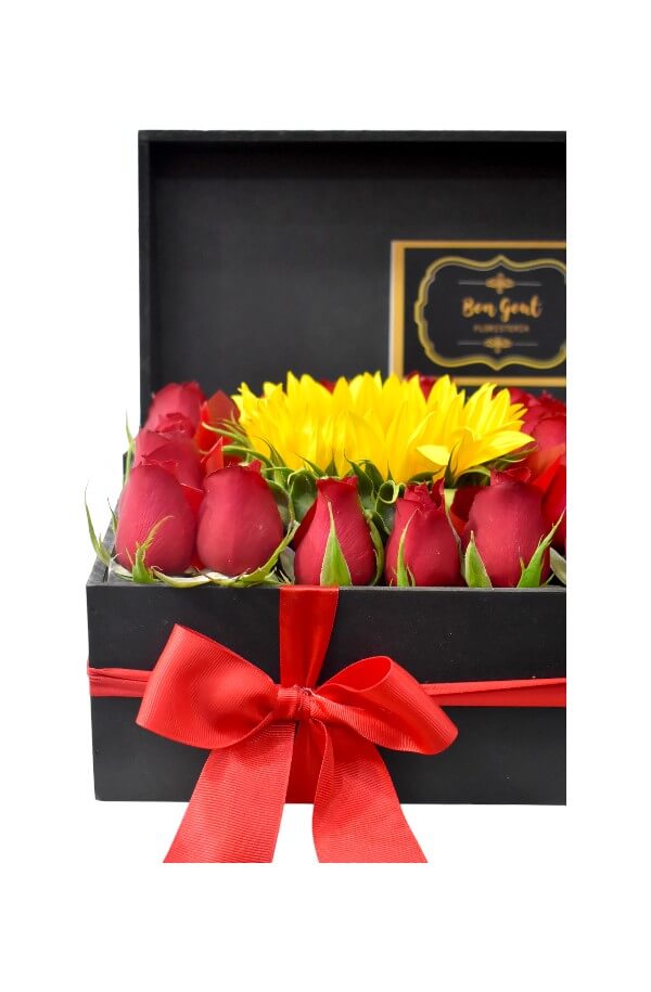 Arreglo Floral Con Rosas Rojas y Girasol #color_Rojo