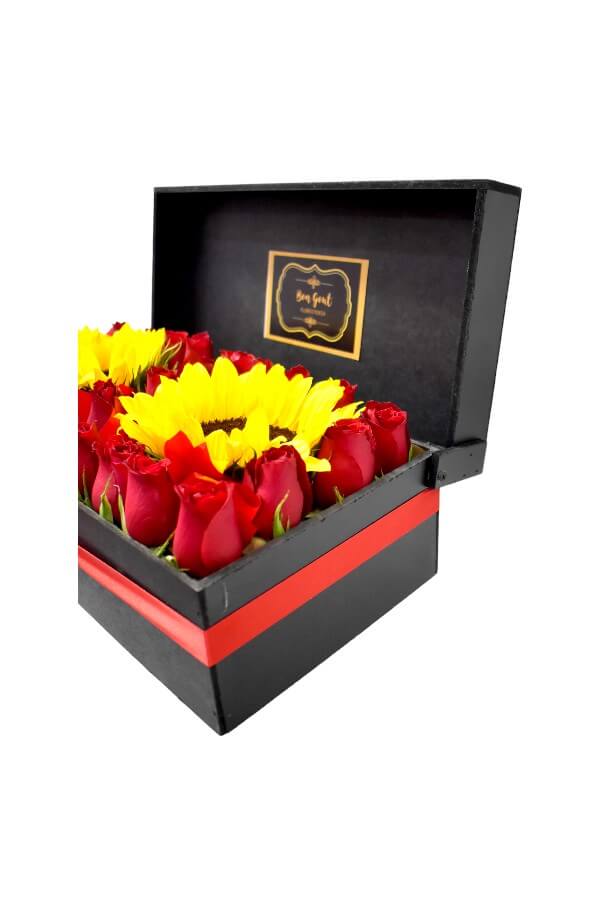 Arreglo Floral Con Rosas Rojas y Girasol #color_Rojo