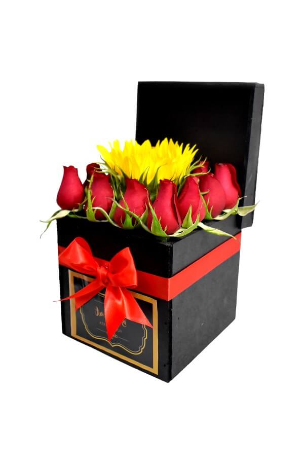 Arreglo floral de rosas rojas con girasol #color_rojo