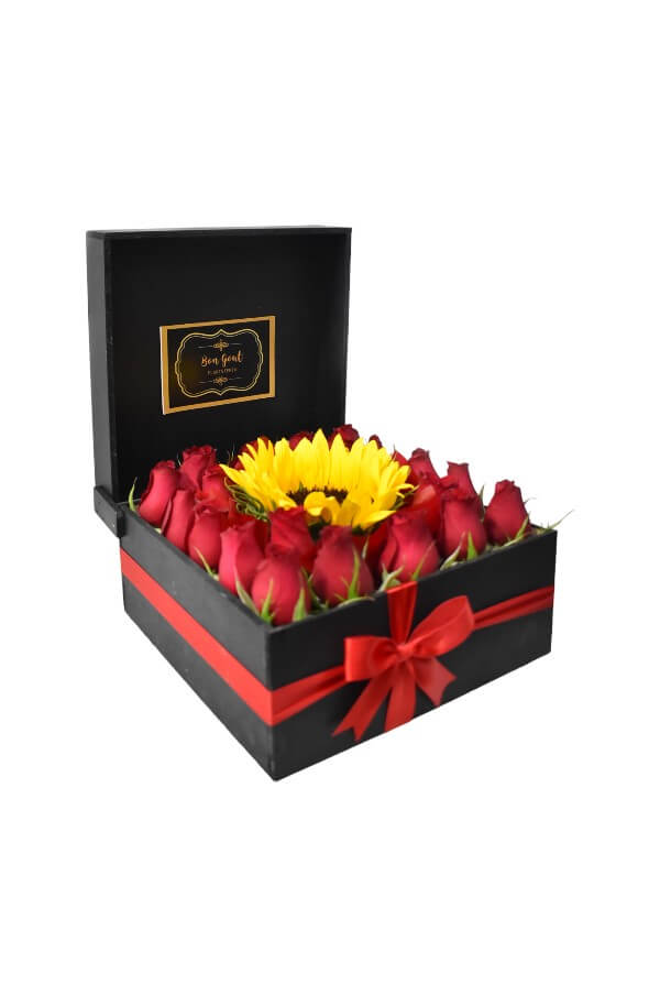 Arreglo Floral Con Rosas Rojas y Girasol #color_Rojo