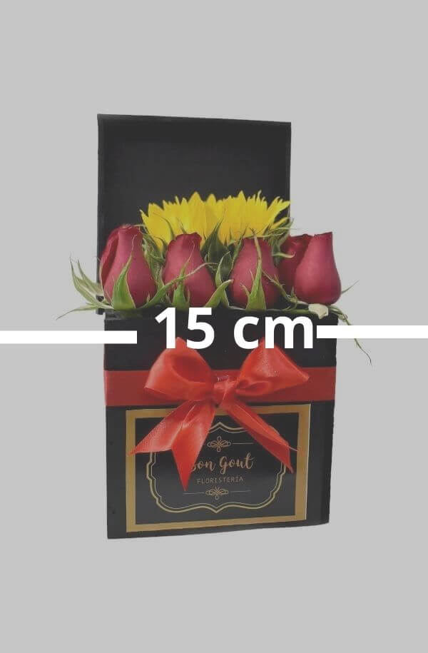 Arreglo floral de rosas rojas con girasol #color_rojo