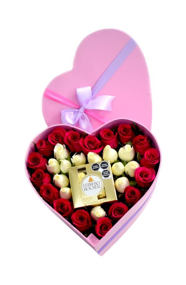 Arreglo Floral En forma de Corazon con Rosas y Chocolates #color_Fiusha/Blanco