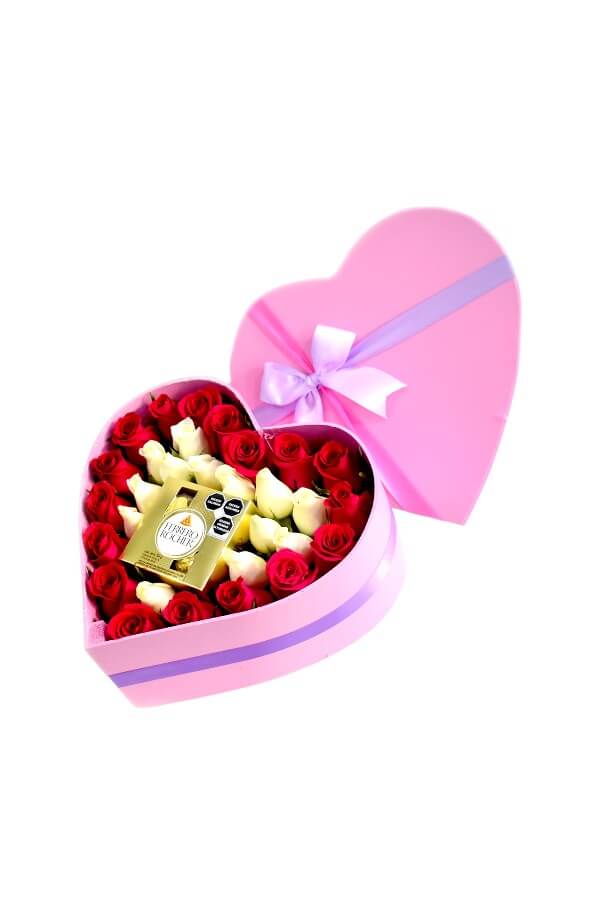 Arreglo Floral En forma de Corazon con Rosas y Chocolates #color_Fiusha/Blanco