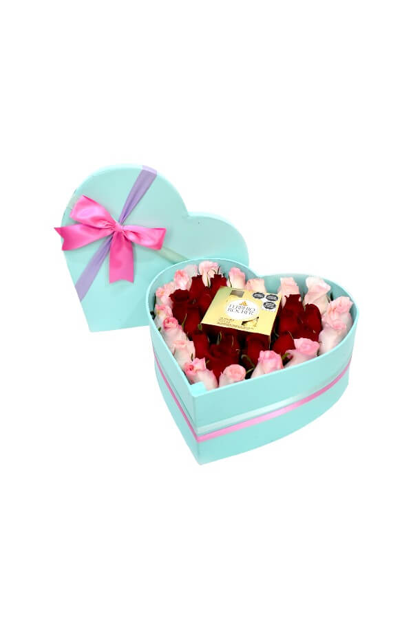 Arreglo Floral En forma de corazon con rosas y chocolates Ferrero #color_Rosa/Rojo