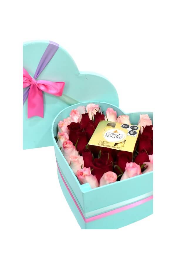 Arreglo Floral En forma de corazon con rosas y chocolates Ferrero #color_Rosa/Rojo