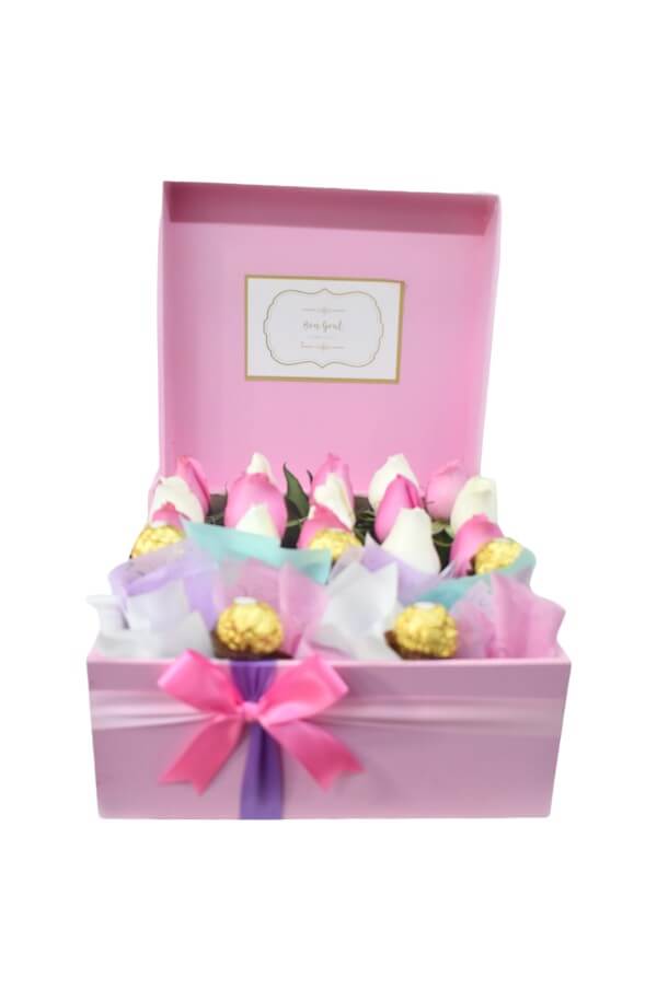 Arreglo Floral con Rosas Rosas Blancas y chocolates Ferrero #color_Rosa/Blanco
