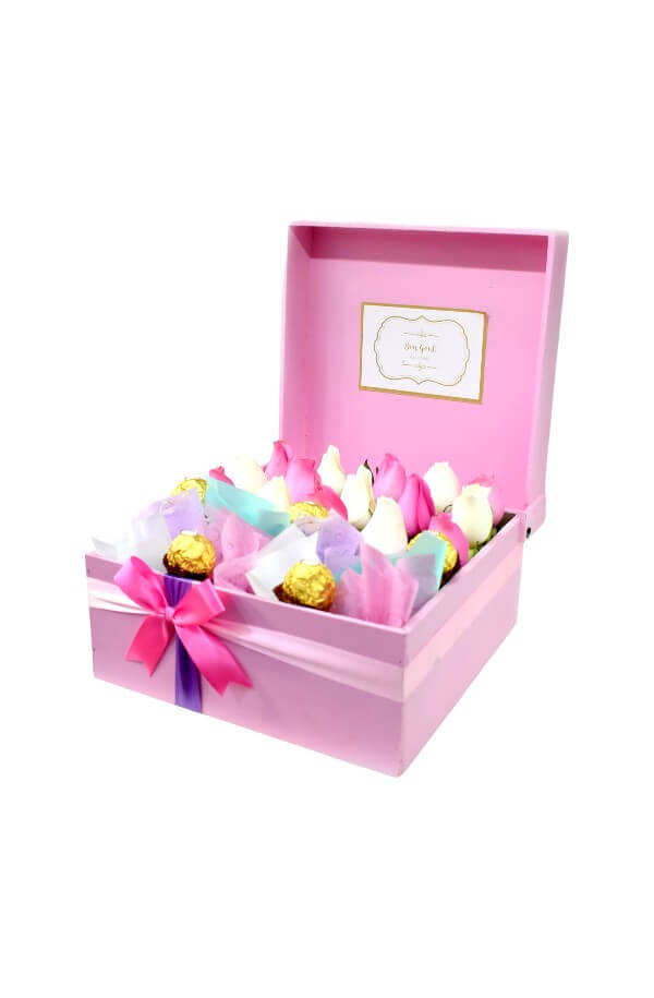 Arreglo Floral con Rosas Rosas Blancas y chocolates Ferrero #color_Rosa/Blanco