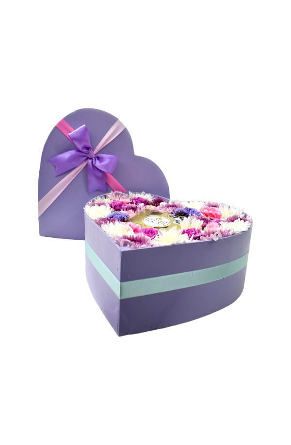 Arreglo Floral en forma de corazon con flor variada y chocolates ferrero #color_Lila