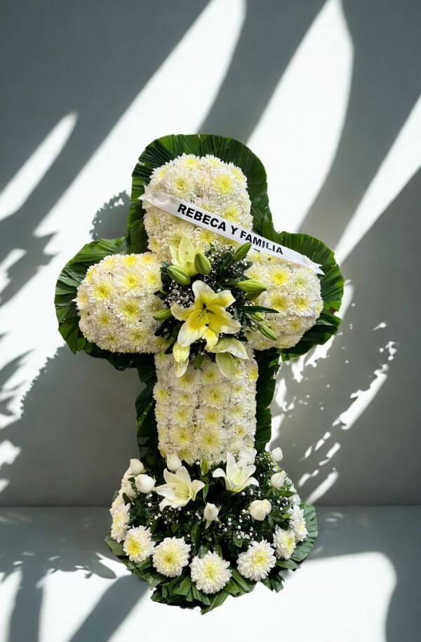 Cruz Fúnebre con Flores Variadas – Incluye Banda Personalizada