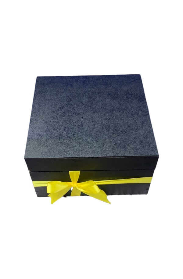 Amanecer Primaveral: Caja de Rosas Amarillas y Chocolates Ferrero