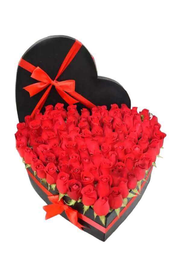 Arreglo floral en forma de corazon rosas rojas #color_Rojo