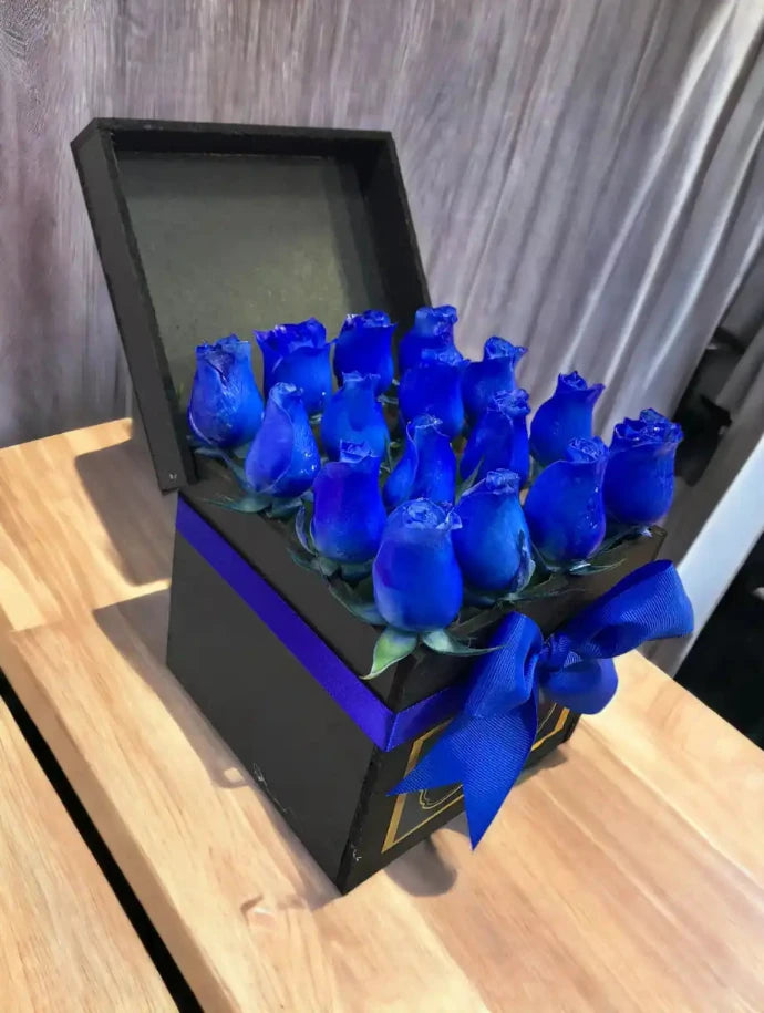 Cubo_con_16_rosas_azules_dia_del_novio_