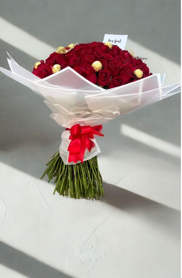 Ramo Buchón con 200 Rosas Rojas y 16 Chocolates Ferrero