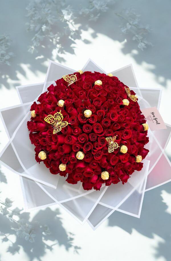 Ramo Buchón con 200 Rosas Rojas y 16 Chocolates Ferrero