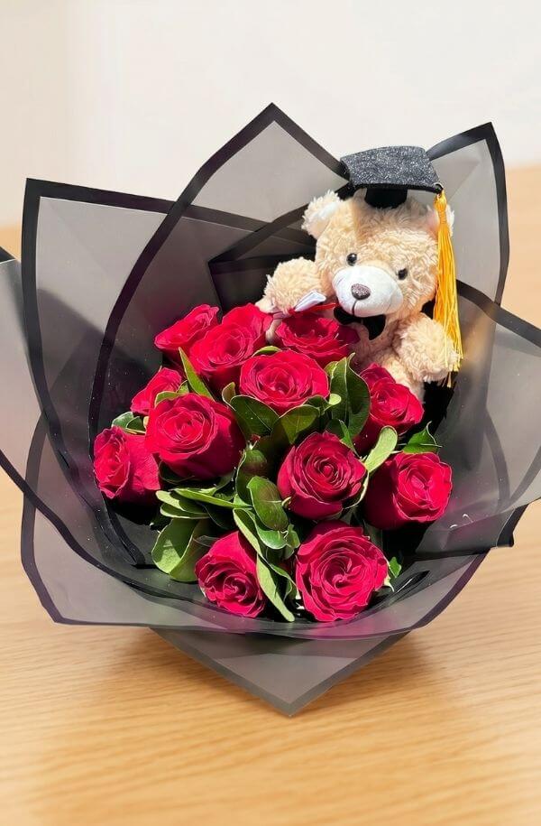 Ramo con rosas rojas y peluche de graduacion