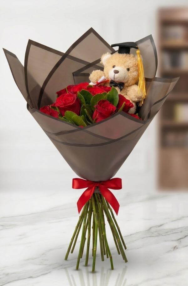 Ramo con rosas rojas y peluche de graduacion