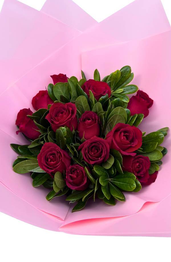 Ramo_rosas_Rojas_con_papel_rosa