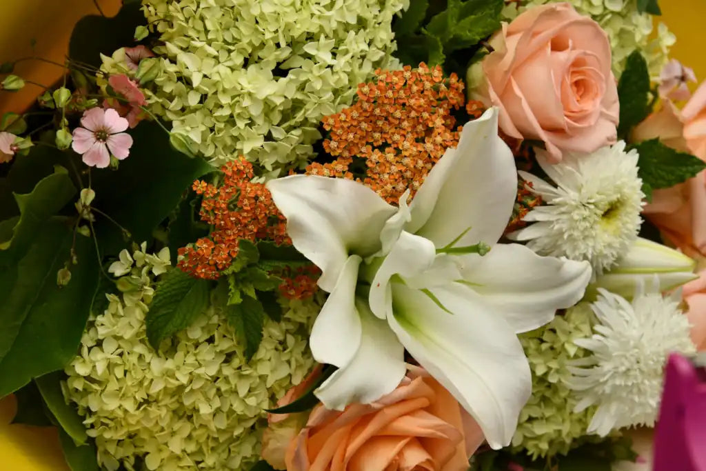 Una combinación de diferentes tipos de flores es ideal para dar un regalo por aniversario, cumpleaños o cualquier ocasión para  esa persona espacial para ti.