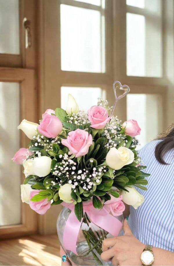 Florero cn rosas rosas  blancas