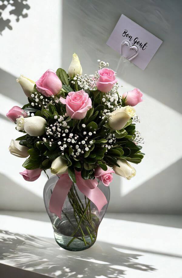 Florero cn rosas rosas  blancas