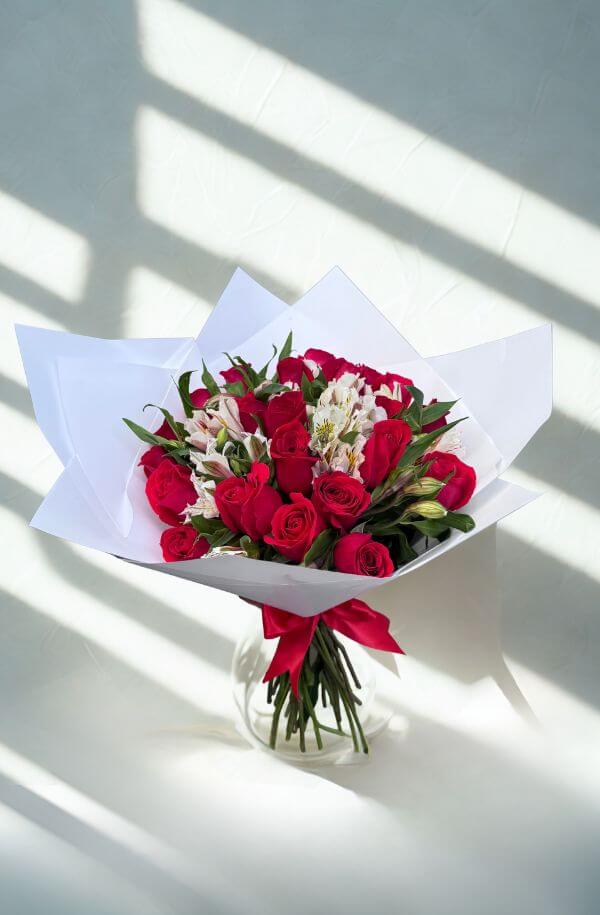 RamoRosasRojaspapelblancoastromelias