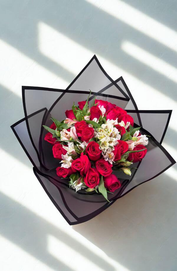 RamoRosasRojaspapelNegroastromelias