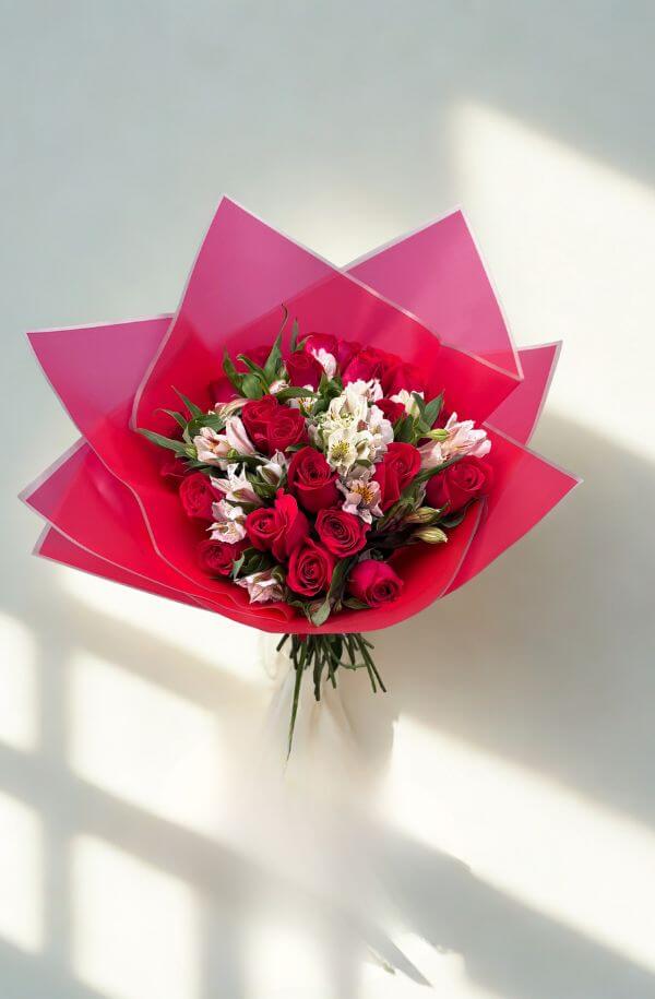 RamoRosaRojaspapelRojoyastromelias