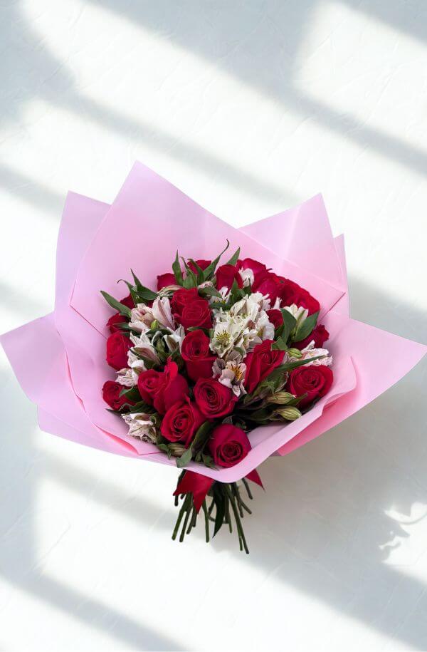 RamoRosaRojaspapelRosasyastromelias