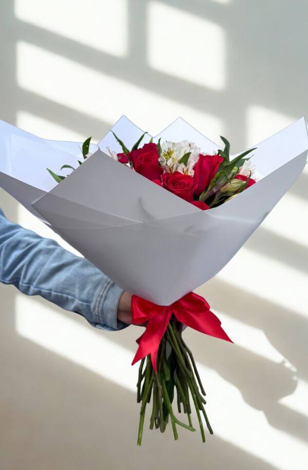 RamoRosasRojaspapelblancoastromelias