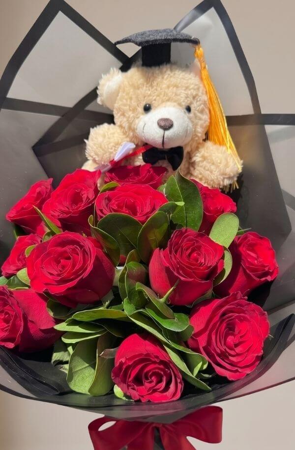 Ramo con rosas rojas y peluche de graduacion