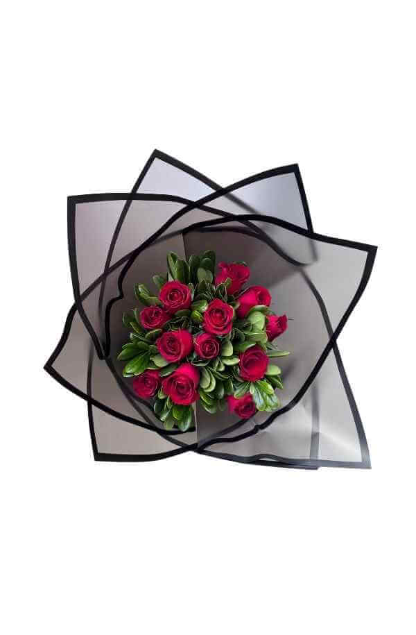 Ramo de 12 Rosas Rojas con Papel Negro