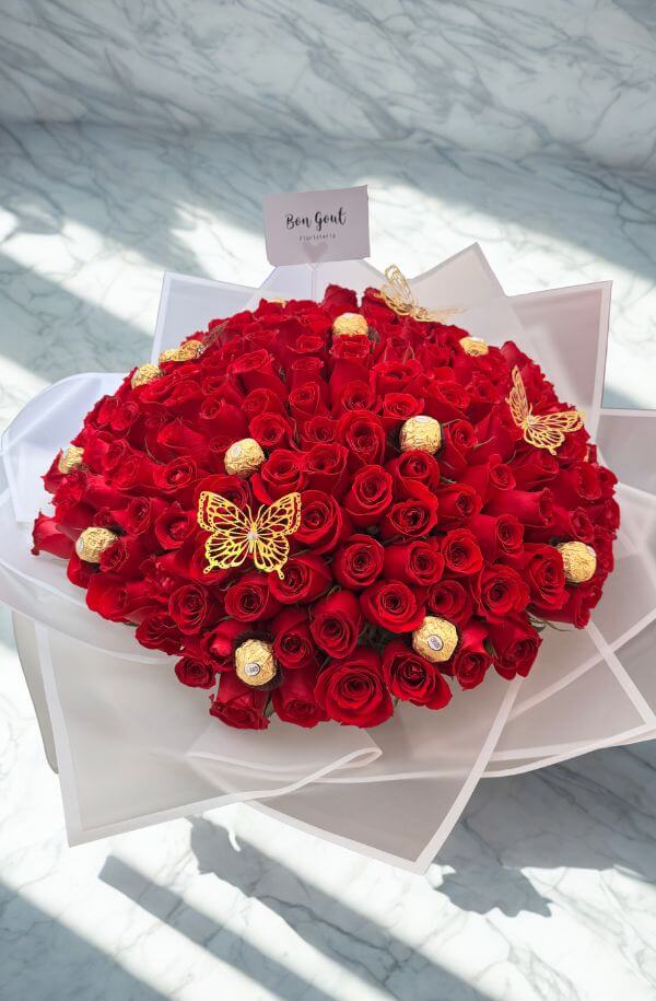 Ramo Buchón con 200 Rosas Rojas y 16 Chocolates Ferrero