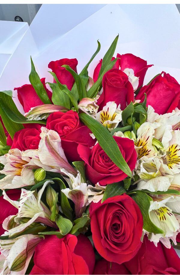 RamoRosasRojaspapelblancoastromelias