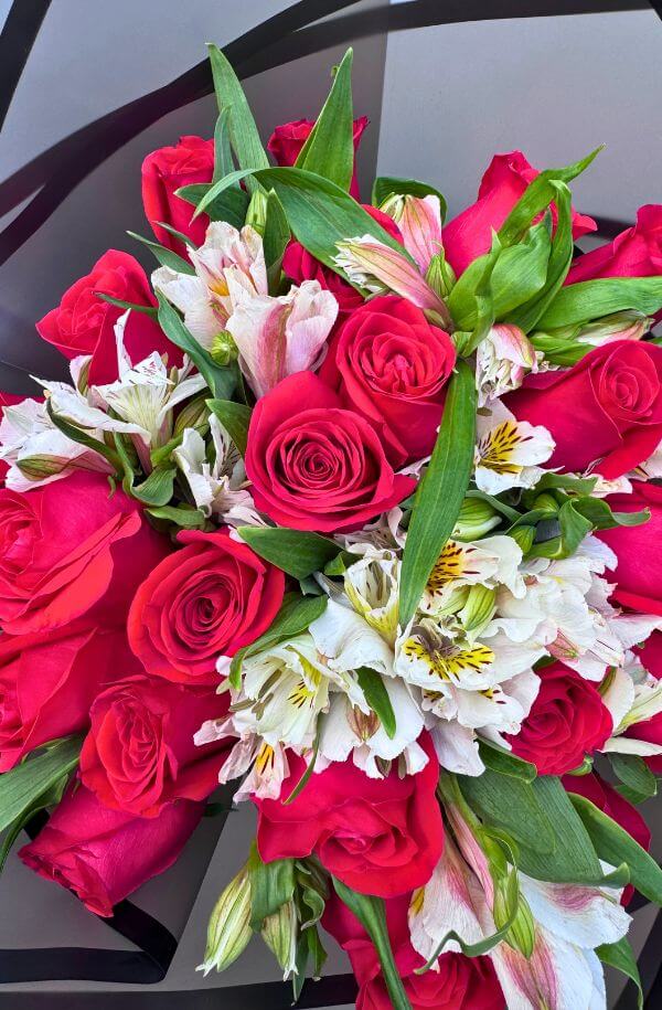 RamoRosasRojaspapelNegroastromelias