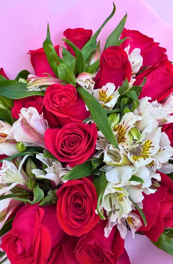 RamoRosaRojaspapelRosasyastromelias